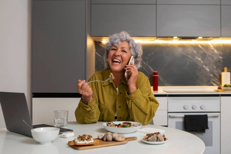 Mulher idosa sorrindo ao comer, mostrando a firmeza da prótese protocolo com 6 pinos feita na Odonto Esthetic Master em Cruz Alta RS.